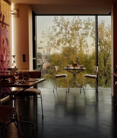 Seven-Swans_Inerior-2_Fotografin-Marie-Preaud-Silverkris-Frankfurt-city-guide