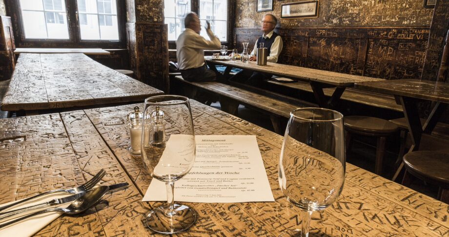Wining and dining room at Oepfelchammer.